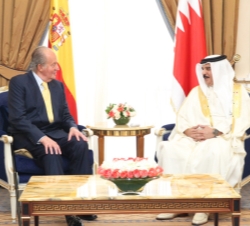 Su Majestad el Rey conversa con el Rey de Bahrein, Su Majestad Sheikh Hamad Bin Isa Al-Khalifa, durante su encuentro en el Palacio de Gudaibiya